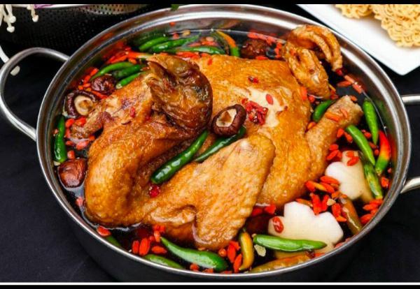 Gà tiềm ớt hiểm + rau và mì